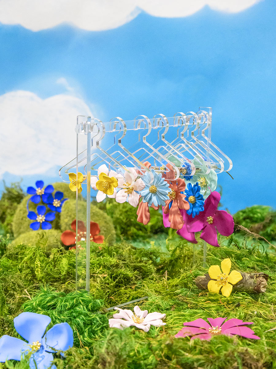 unique flower earrings for sensitive ears, minimalist flower stud earrings for minimal fashion, bright and playful flower earrings for summer
